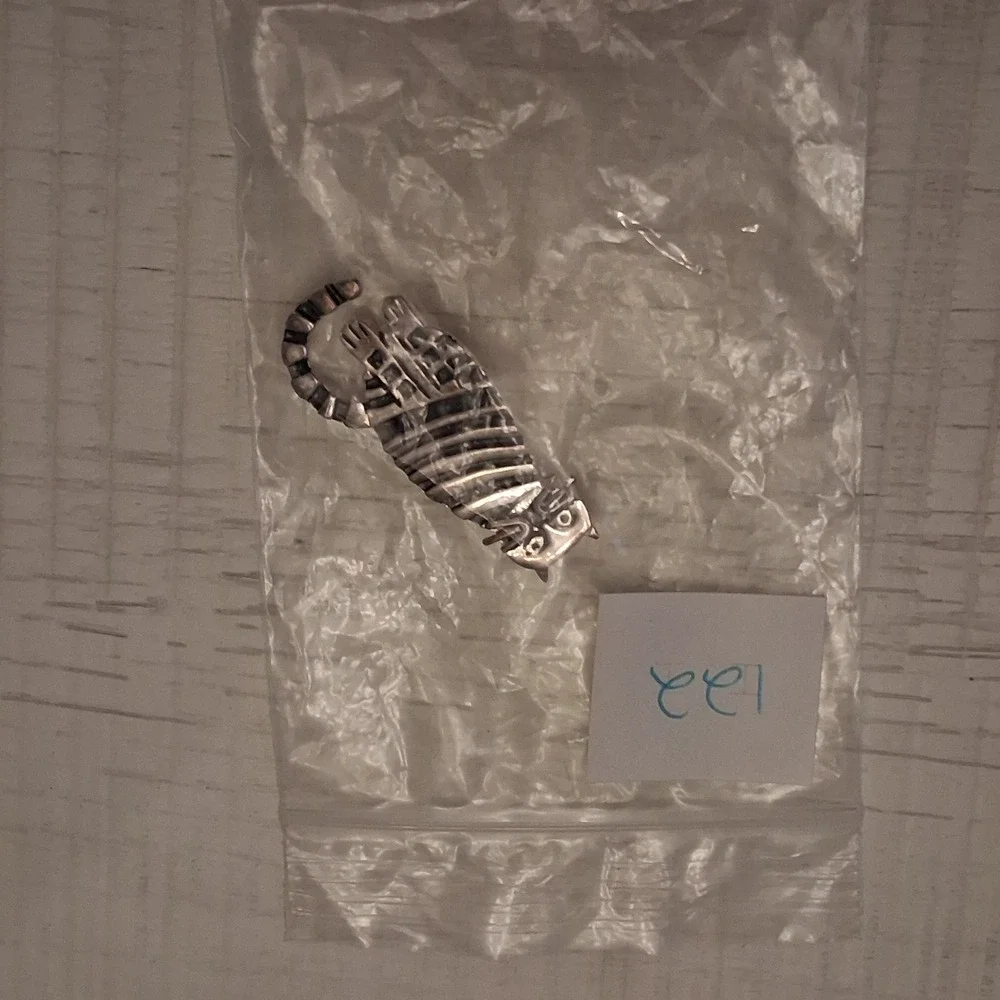 Vintage Silver Tone Striped Sitting Cat Brooch Pin Feline Jewelry